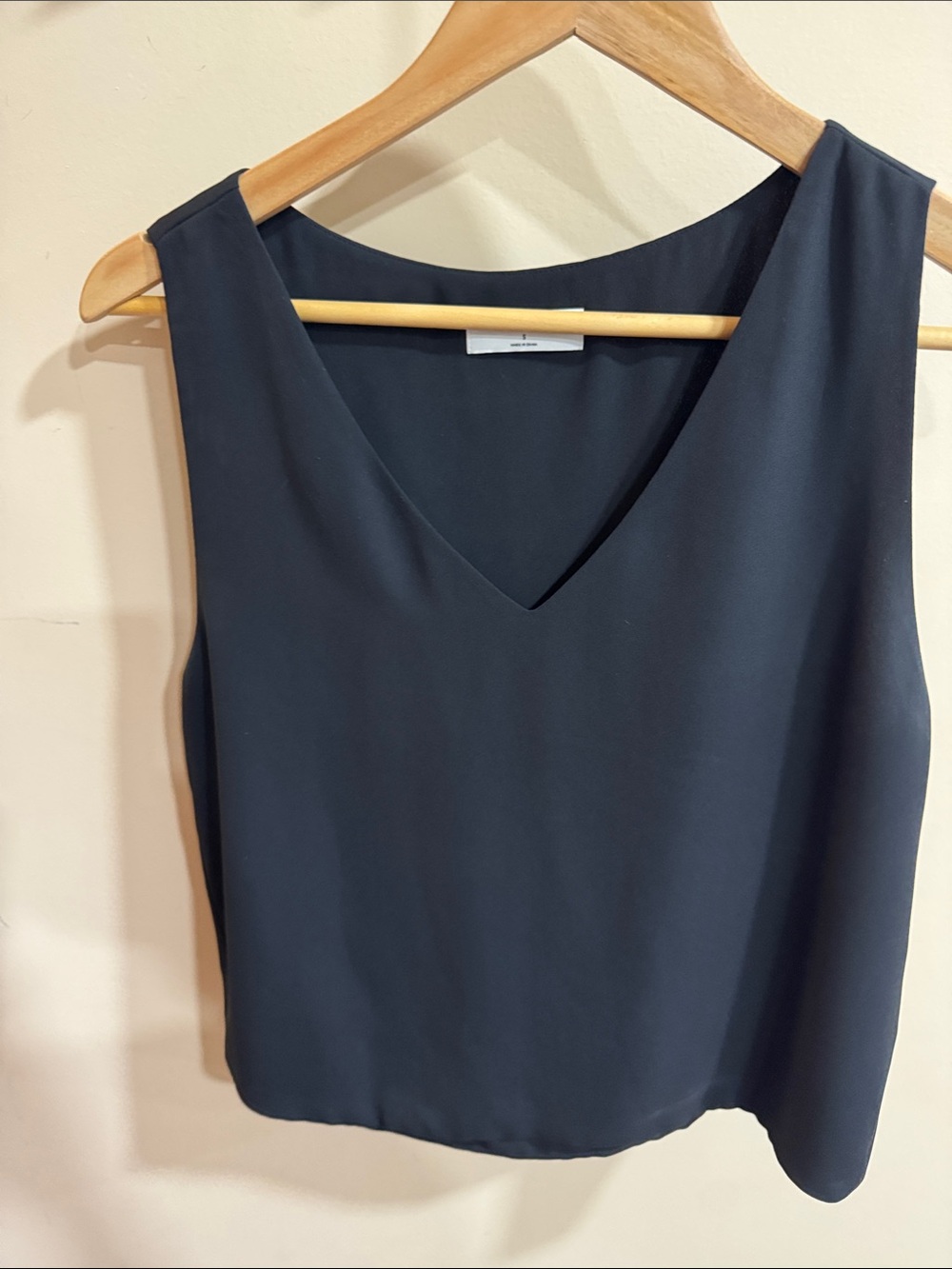 Babaton Black Sleeveless V-Neck Camisole